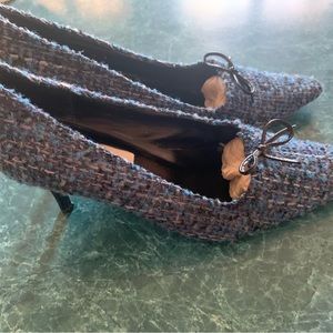 Ladies blue variegated high heel shoes with black heel & black bow. 3” heel. 9M